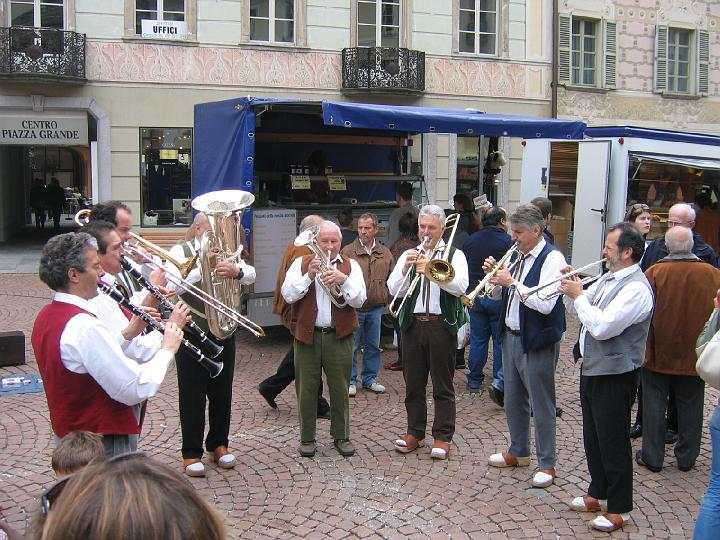 foto cast.15.06.06 006 - in piazza collegiata.jpg